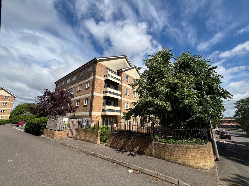 Flat Branagh Court in Reading