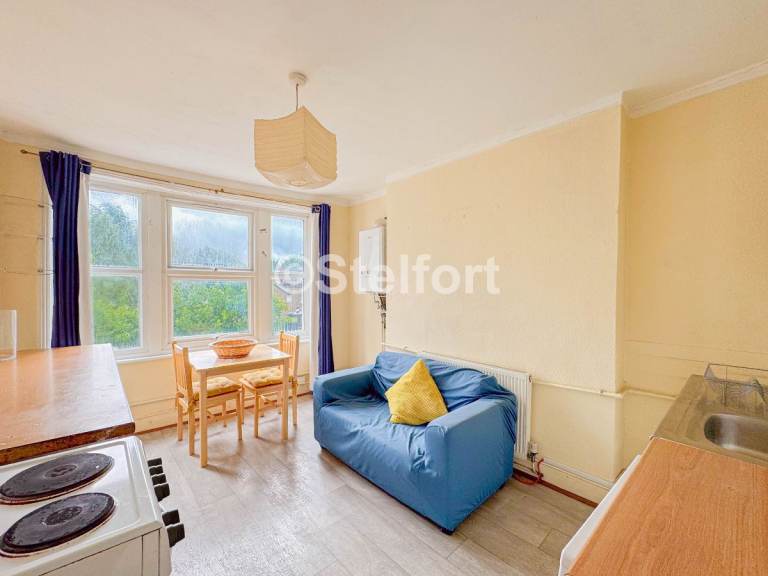 Flat Coldharbour Lane in Greater London