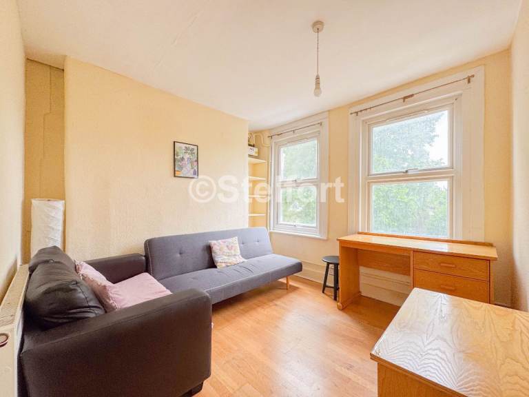 Flat Coldharbour Lane in Greater London