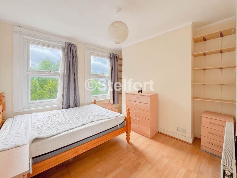 Flat Coldharbour Lane in Greater London