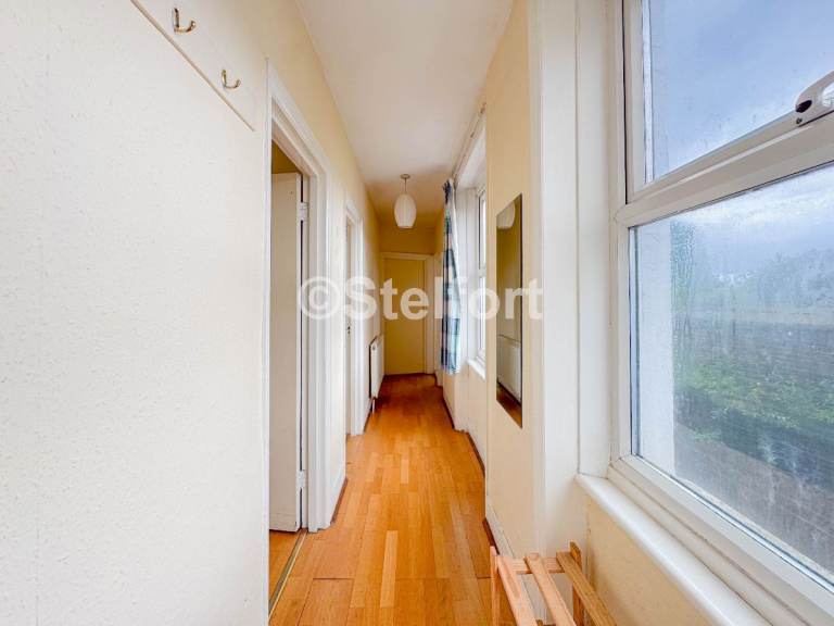 Flat Coldharbour Lane in Greater London
