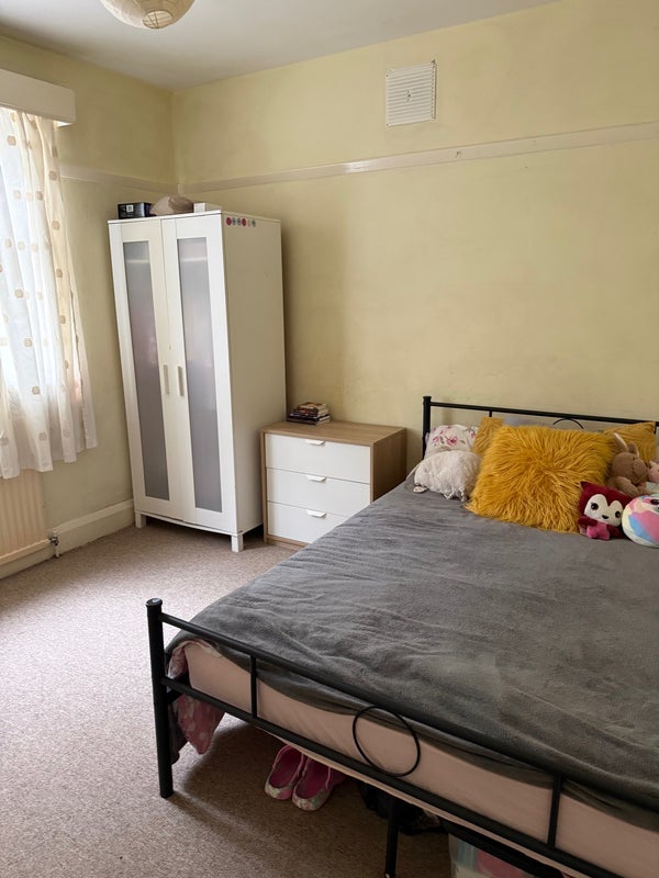 Flat Nethergreen Road in Sheffield