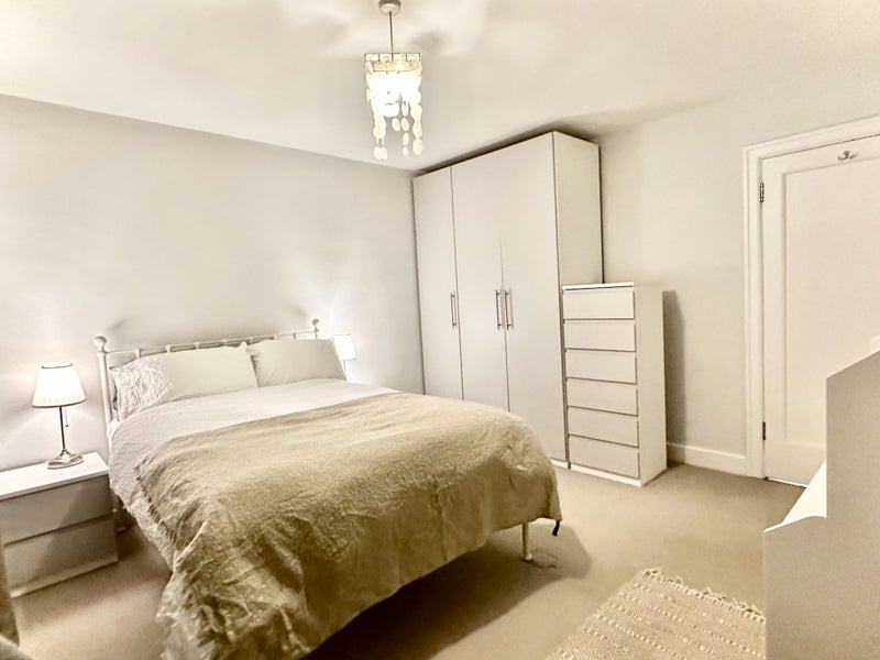 Flat Manor Court in Greater London