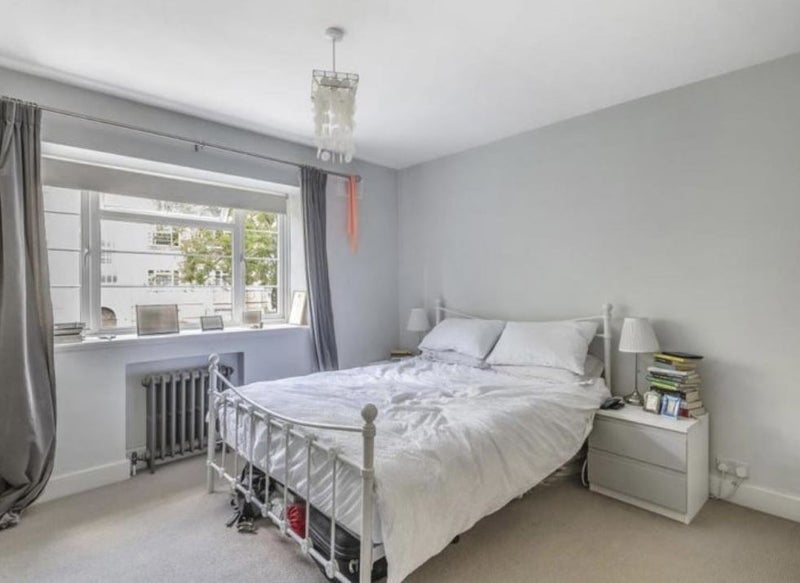 Flat Manor Court in Greater London