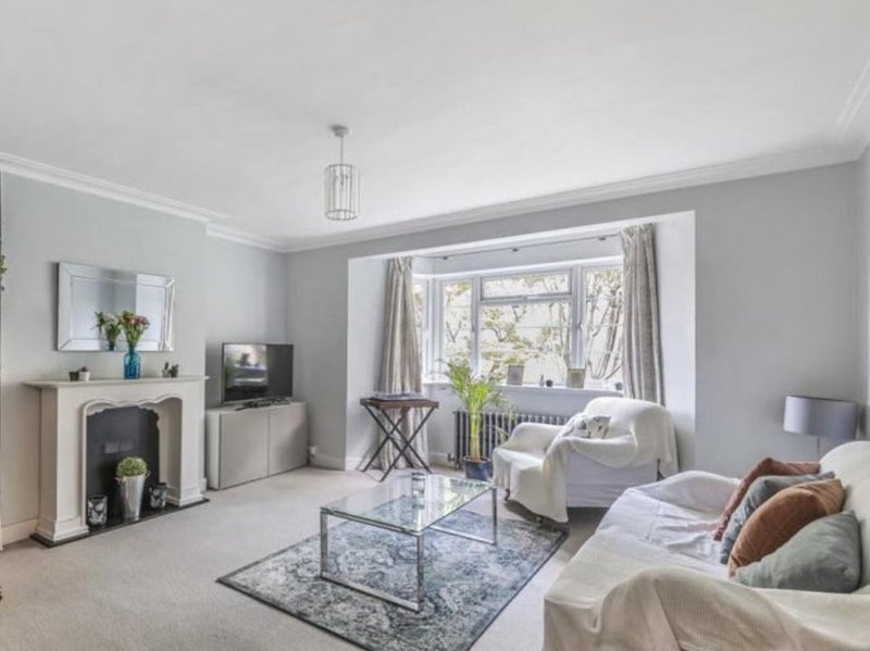 Flat Manor Court in Greater London