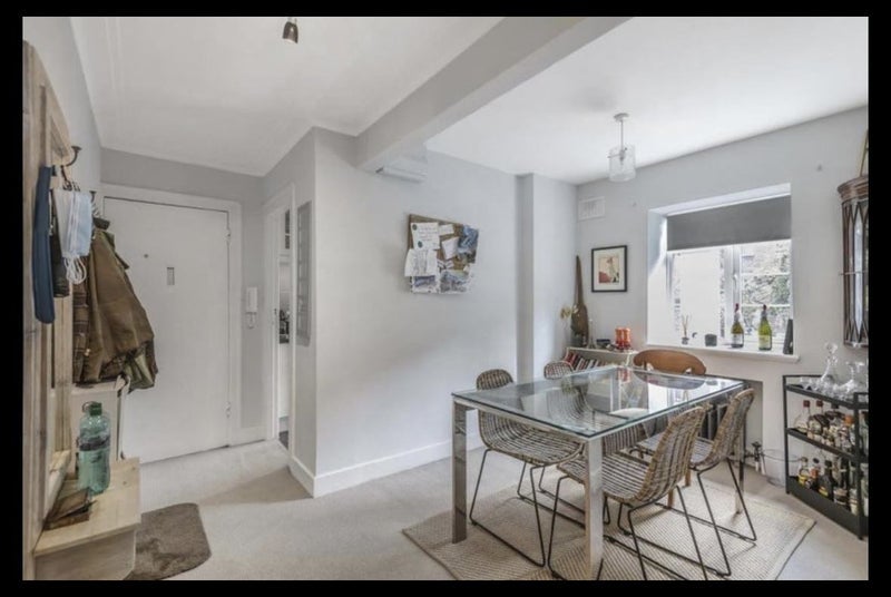Flat Manor Court in Greater London