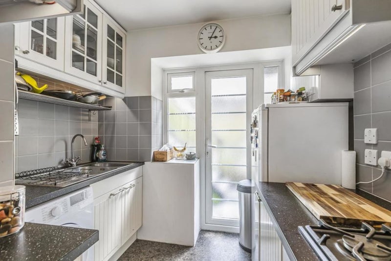 Flat Manor Court in Greater London