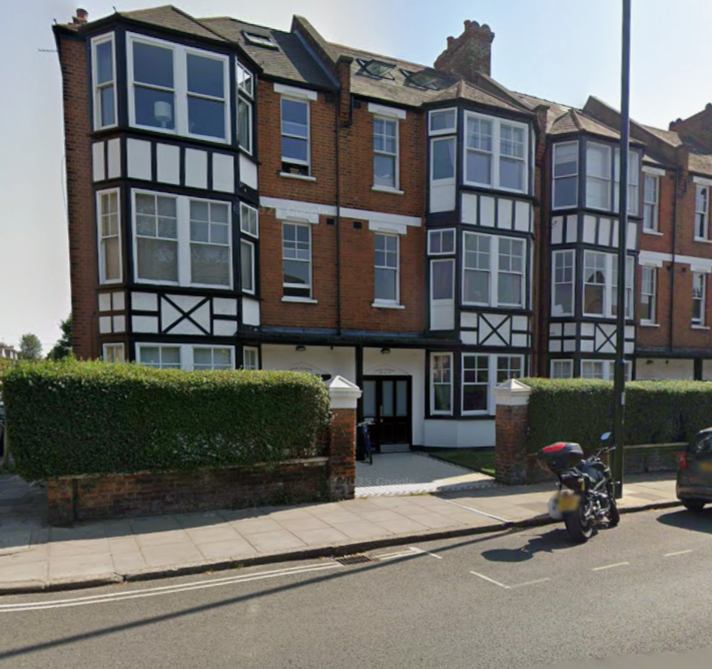 Room Mortlake High Street in Greater London