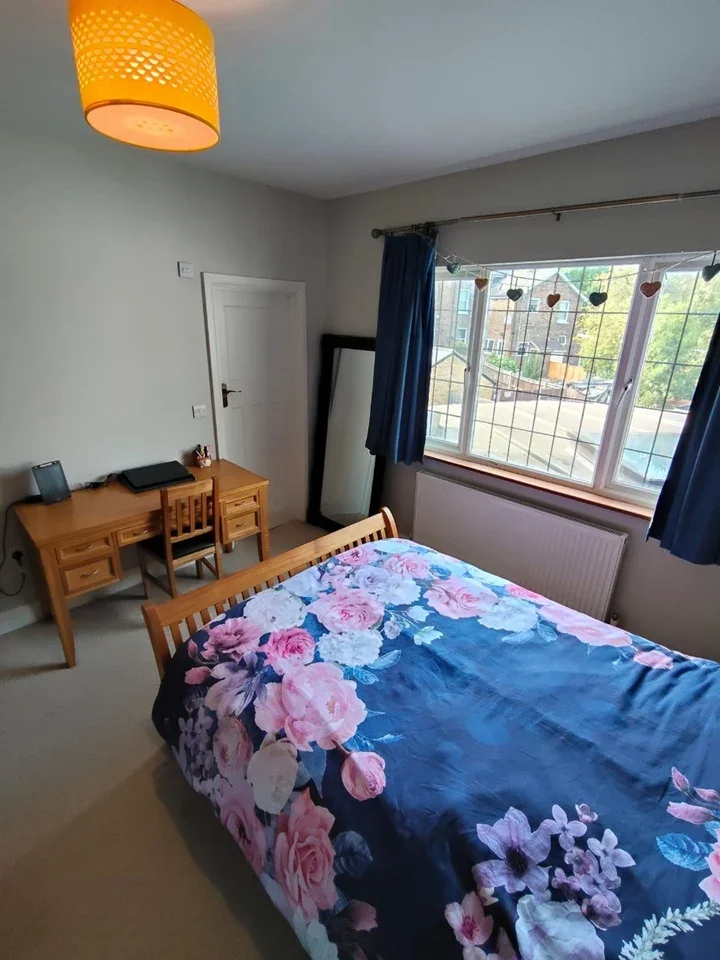 Room Lynwood Road in Reigate and Banstead