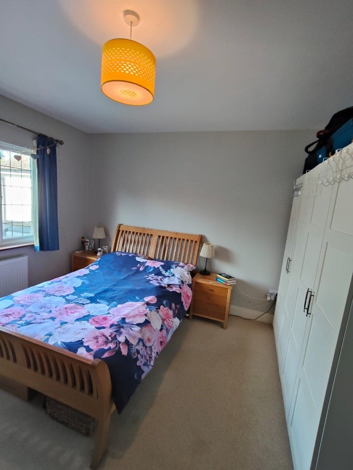 Room Lynwood Road in Reigate and Banstead