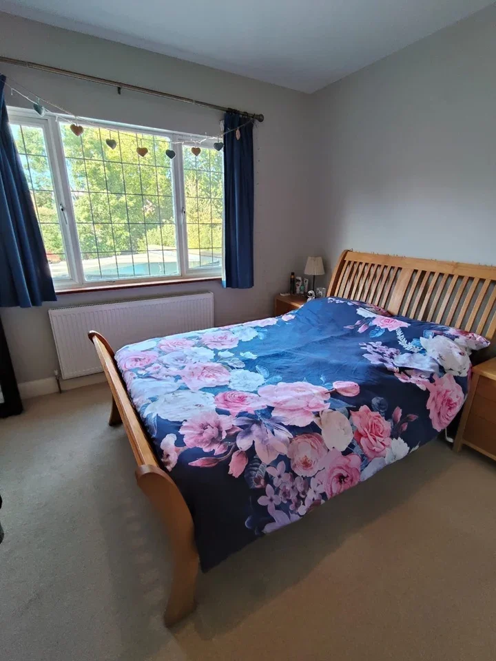 Room Lynwood Road in Reigate and Banstead