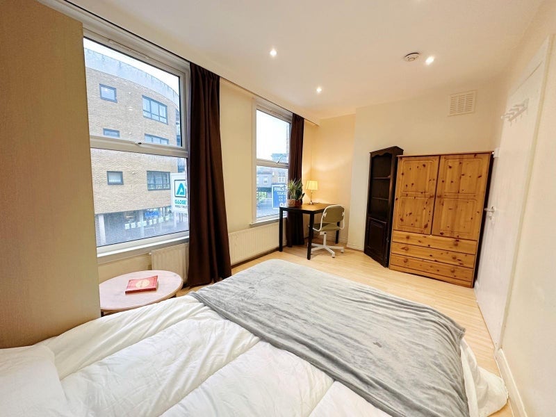 Room Plough Way in Greater London