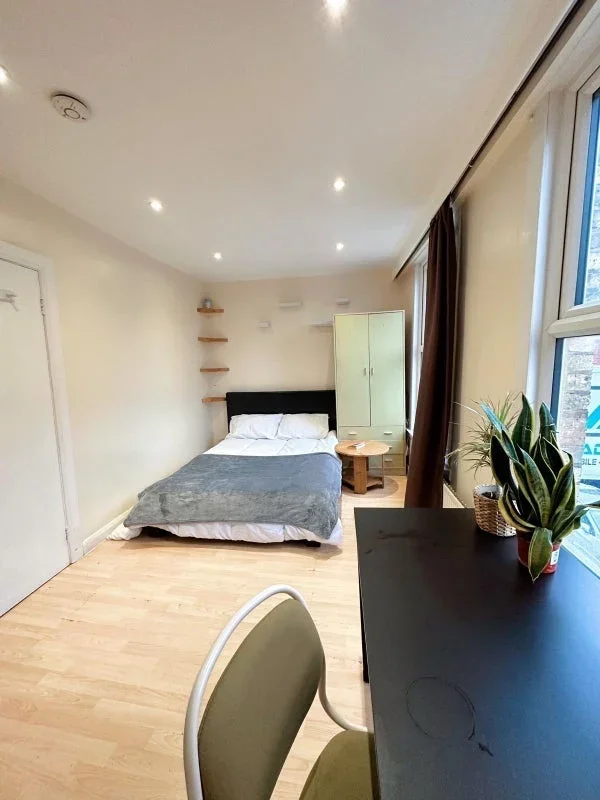 Room Plough Way in Greater London