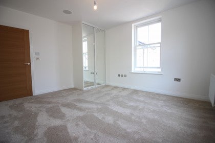 Flat Merry Hill Road in Hertsmere
