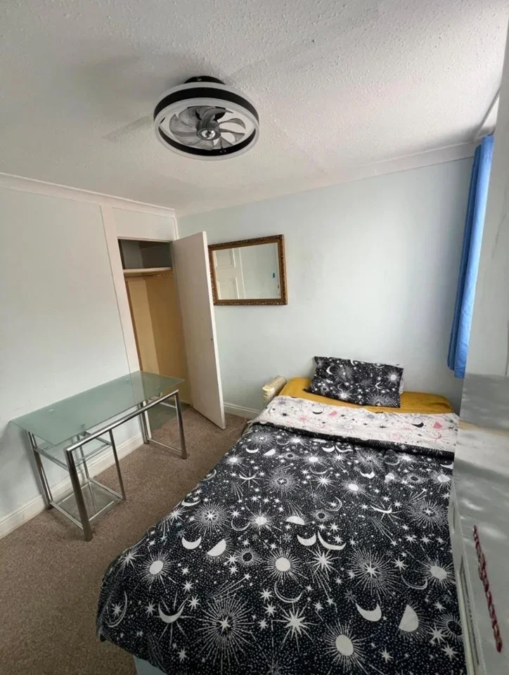 Room Barberry Close in London