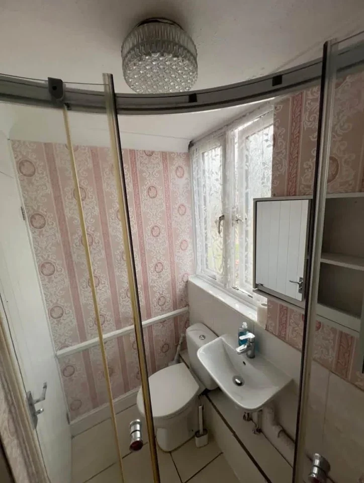 Room Barberry Close in London