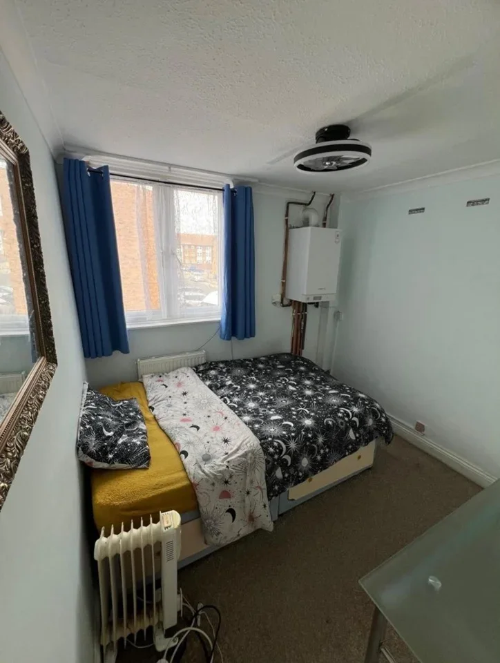 Room Barberry Close in London
