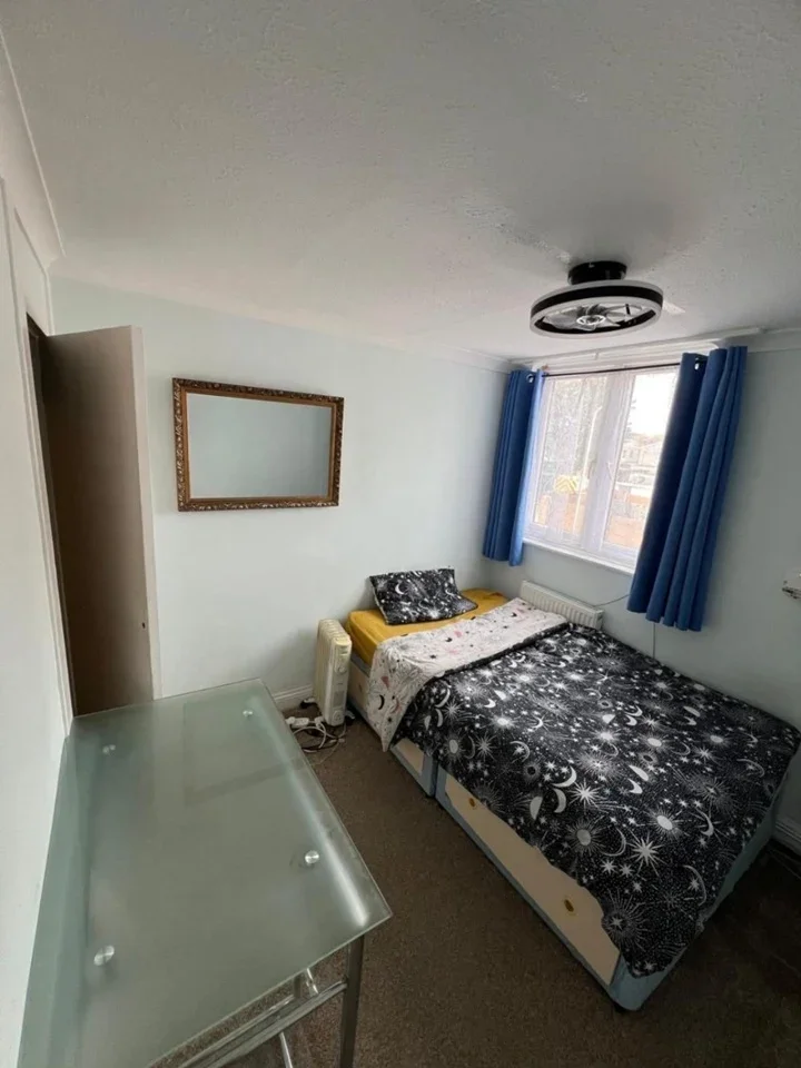 Room Barberry Close in London