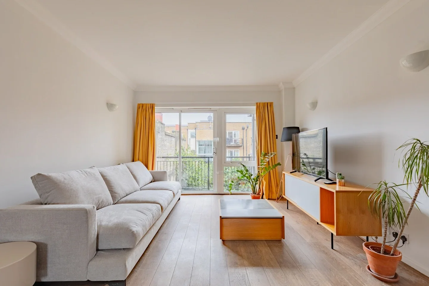 Flat Bacon Street in Greater London