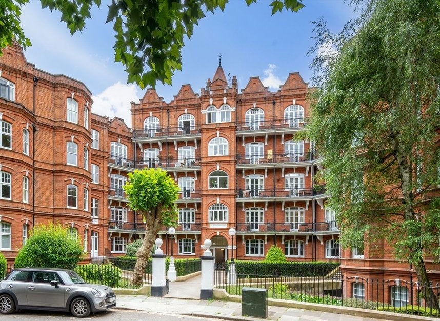 Flat Queen's Club Gardens in Greater London
