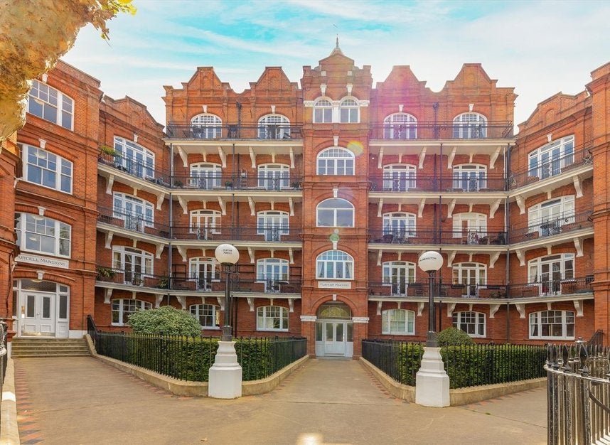 Flat Queen's Club Gardens in Greater London
