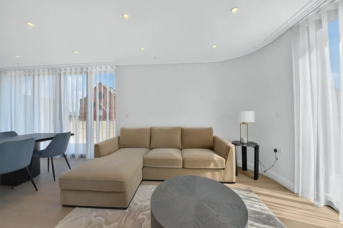 Flat Barclay Road in Greater London