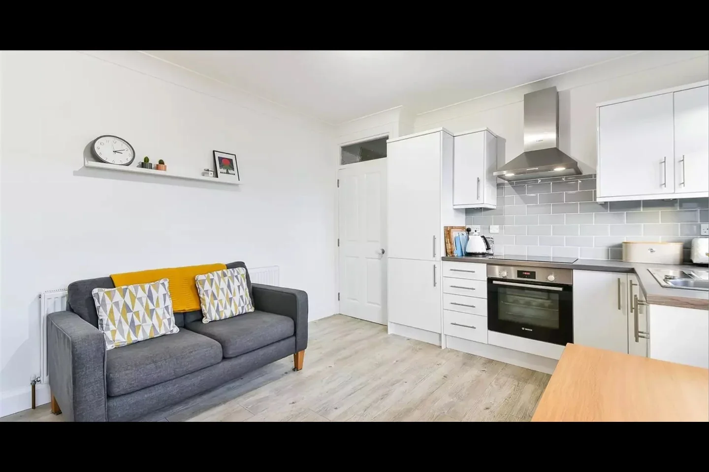 Flat Bushey Road in Greater London