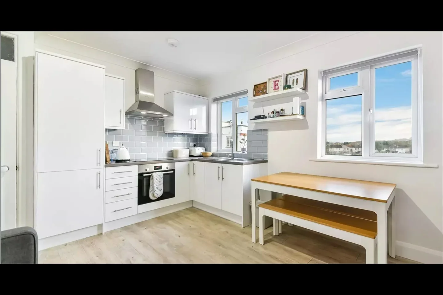 Flat Bushey Road in Greater London