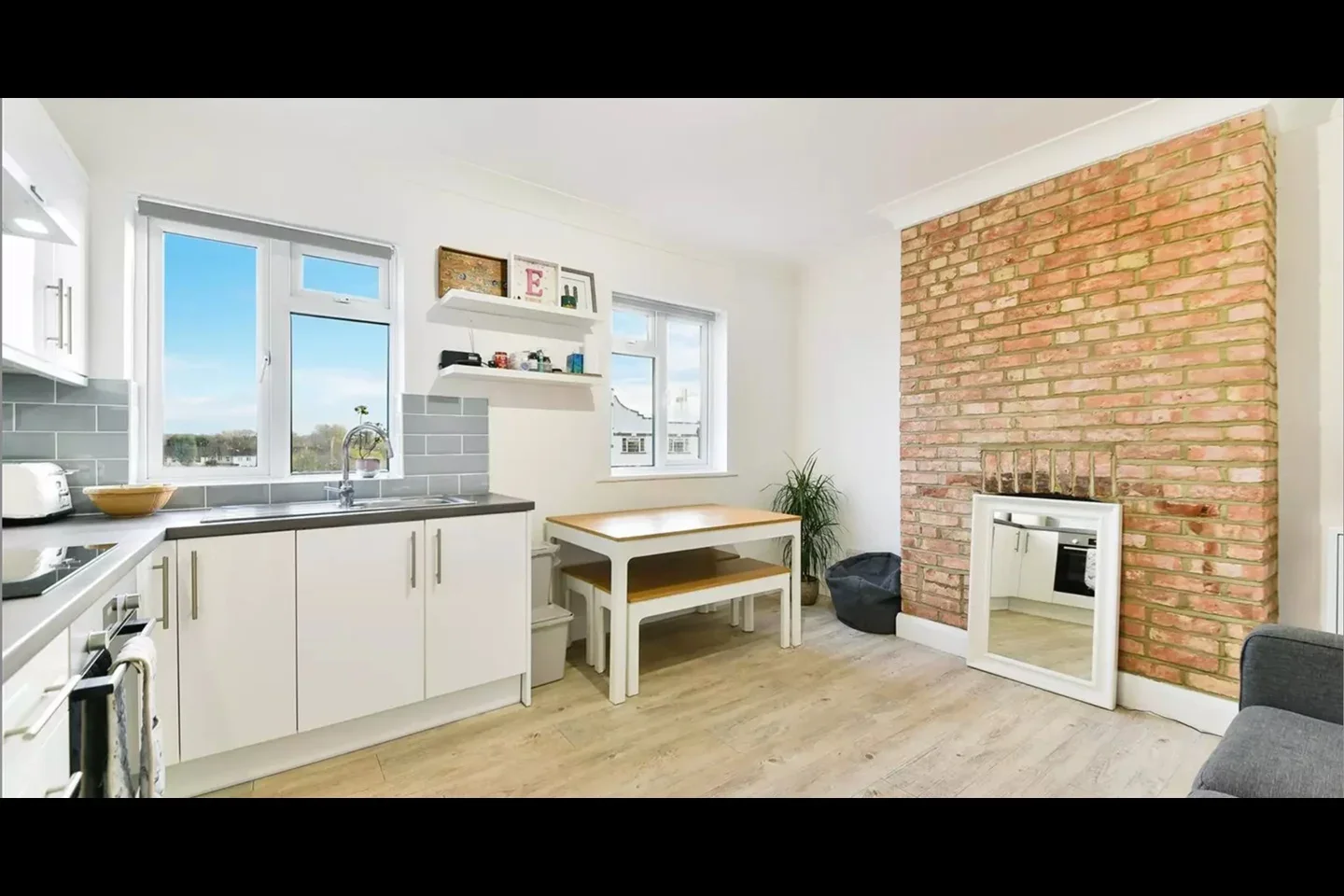 Flat Bushey Road in Greater London