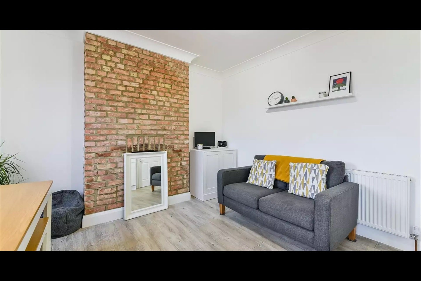 Flat Bushey Road in Greater London