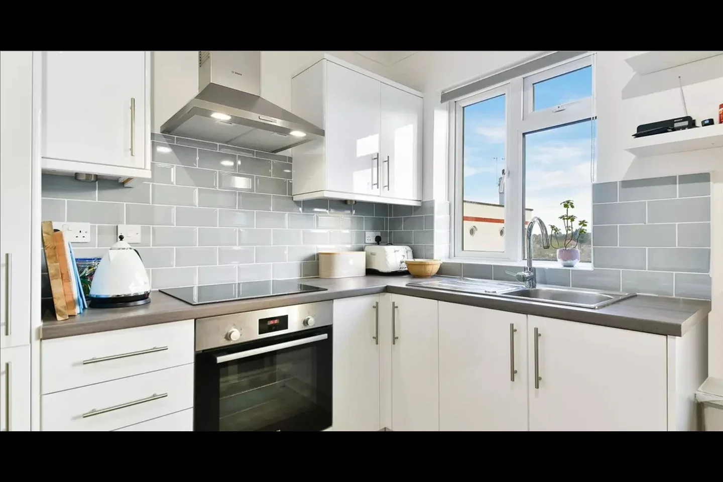 Flat Bushey Road in Greater London