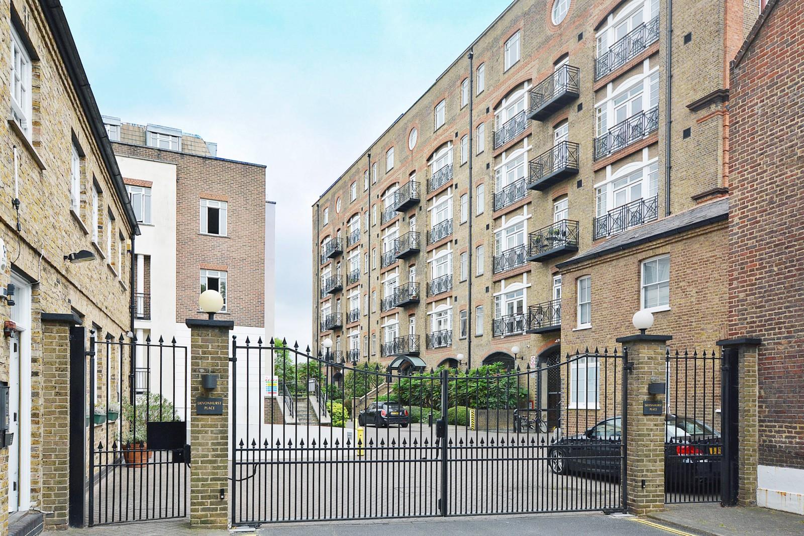 Flat Heathfield Terrace in London
