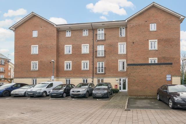 Flat Brunel Crescent in Swindon