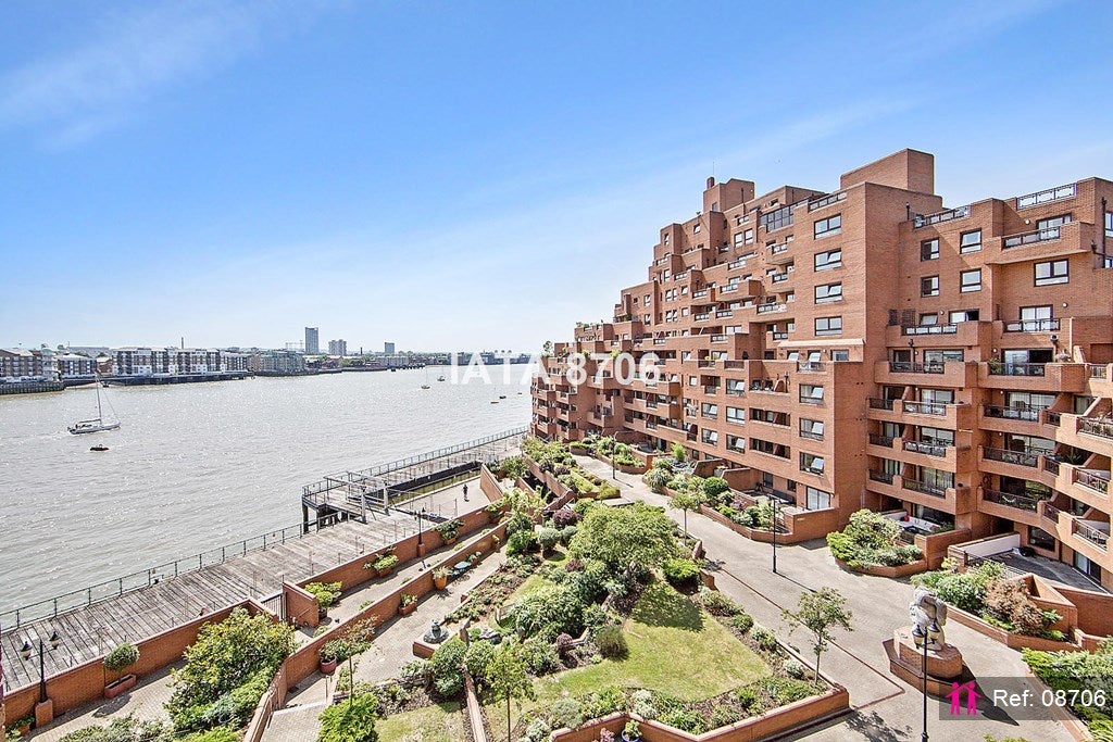 Flat Charrington Jetty in Greater London
