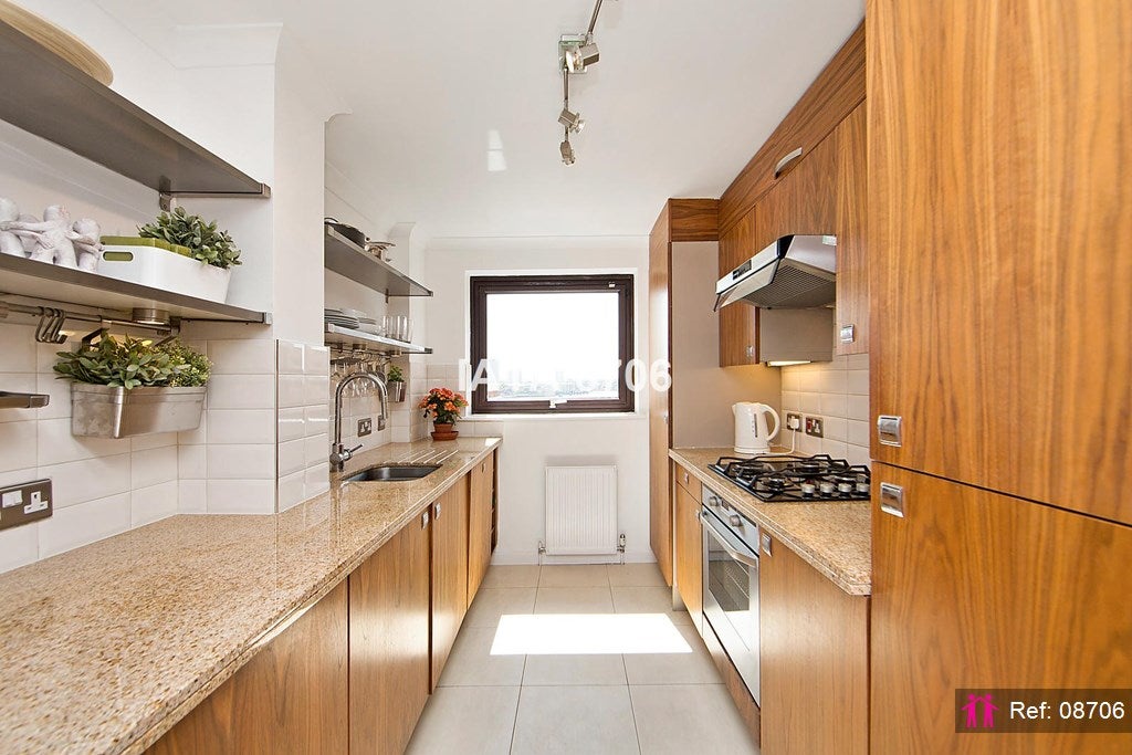 Flat Charrington Jetty in Greater London