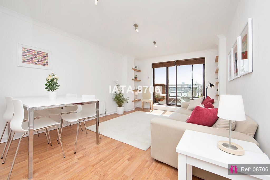 Flat Charrington Jetty in Greater London