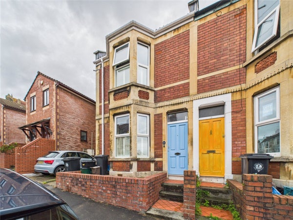 Flat Ashfield Road in Bristol