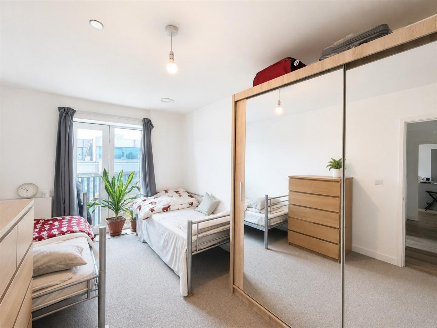 Flat Lampton Road in Greater London