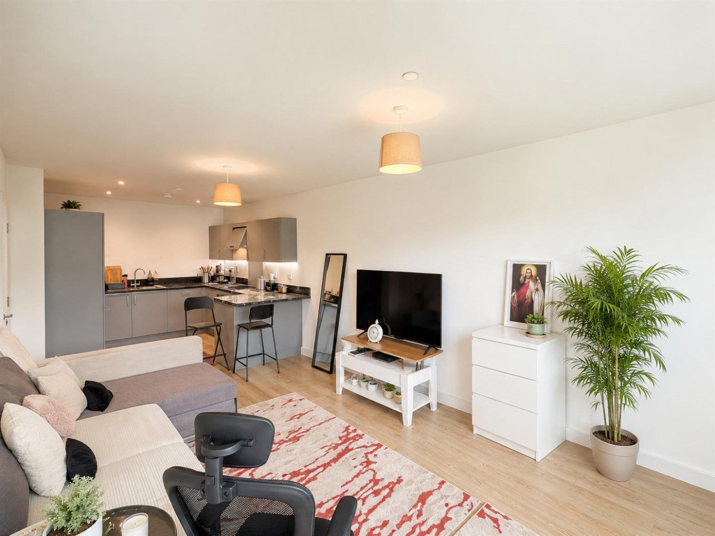 Flat Lampton Road in Greater London