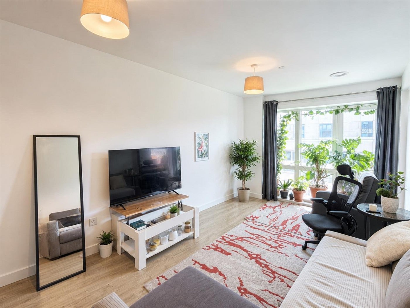 Flat Lampton Road in Greater London