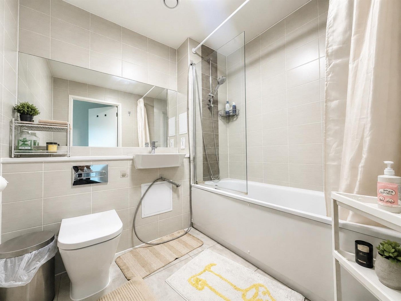 Flat Lampton Road in Greater London