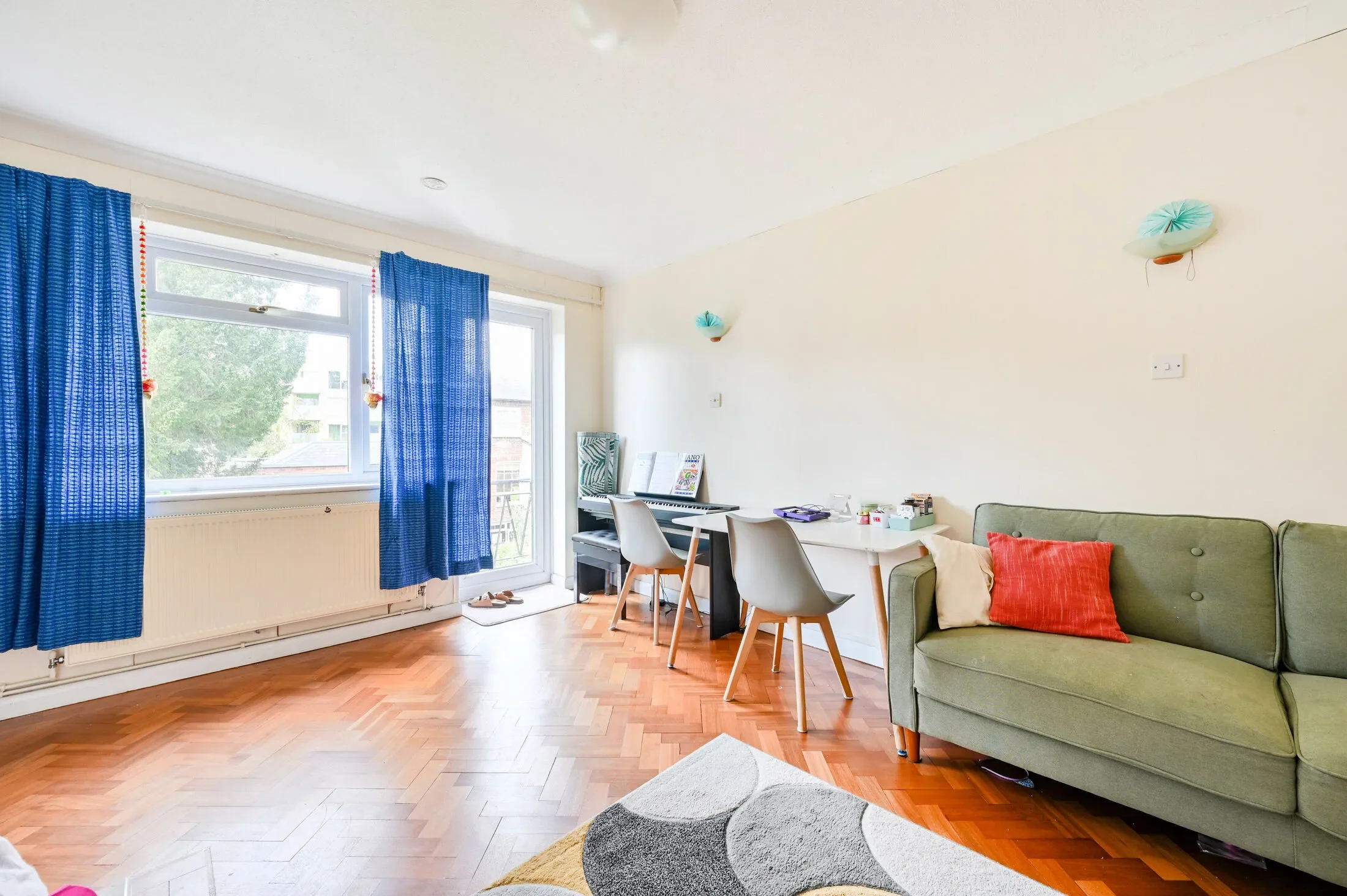Flat Basildon Close in Greater London