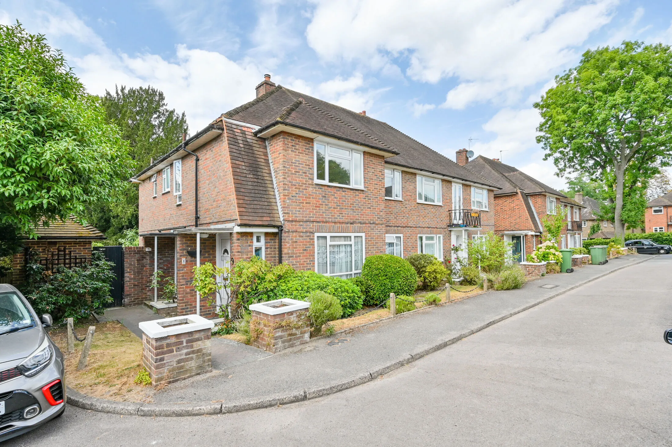 Flat Basildon Close in Greater London
