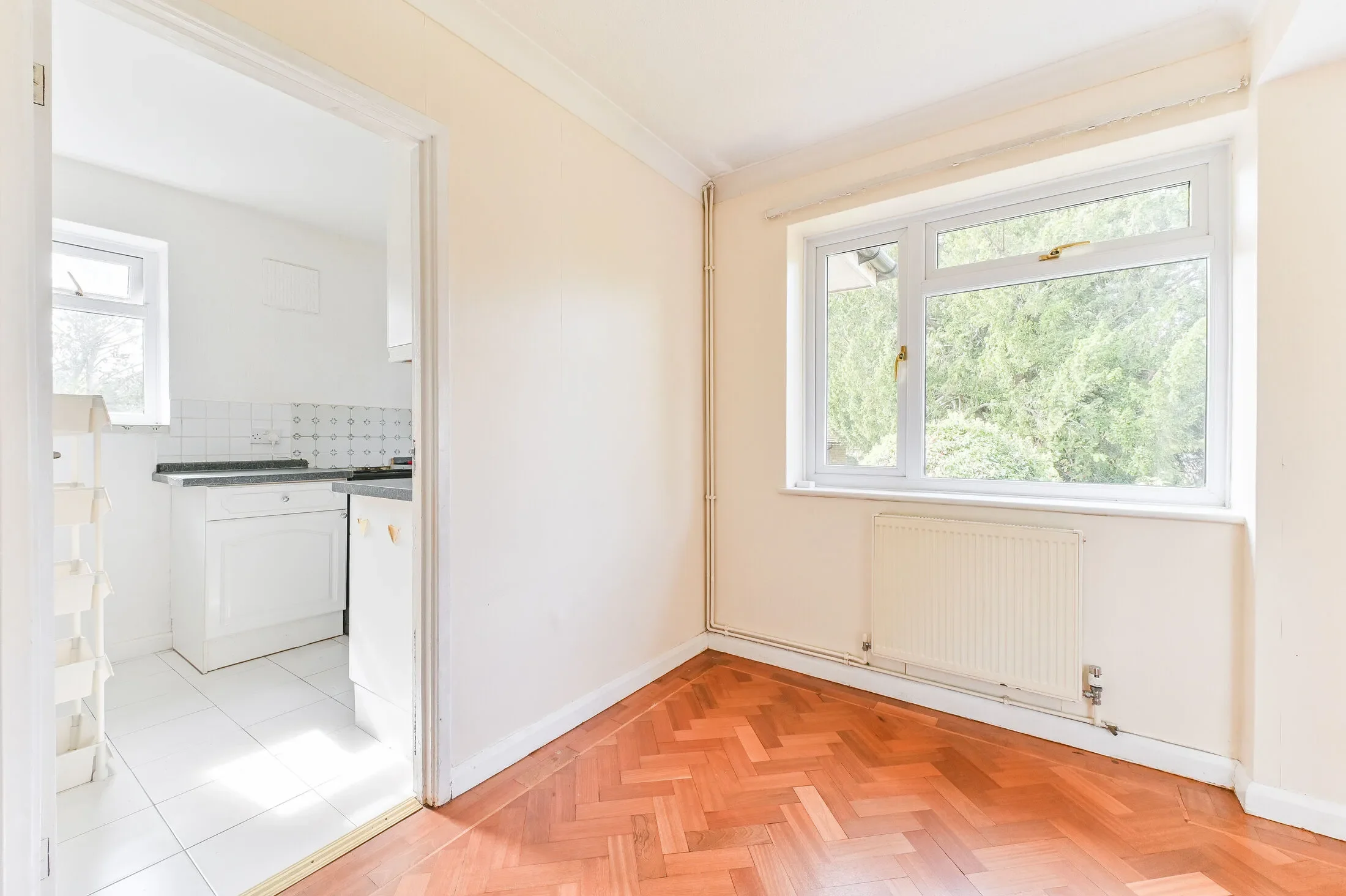 Flat Basildon Close in Greater London