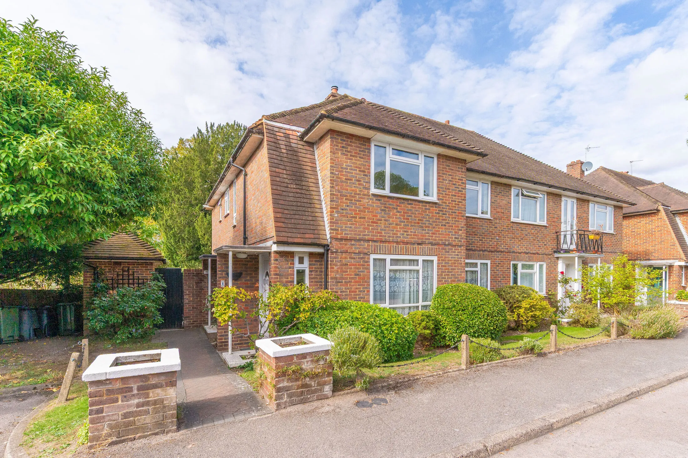 Flat Basildon Close in Greater London