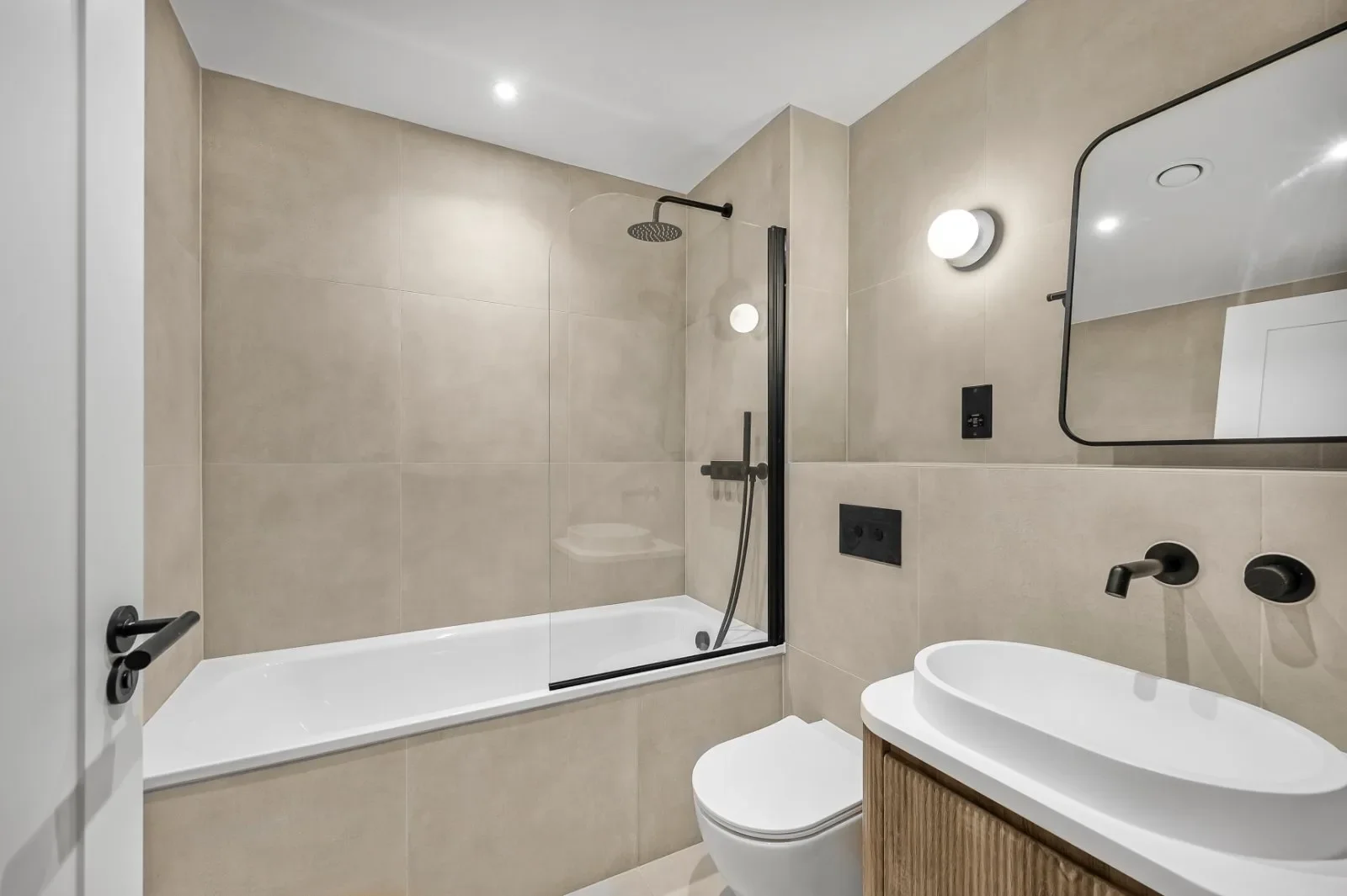Flat Hollybush Gardens in Greater London