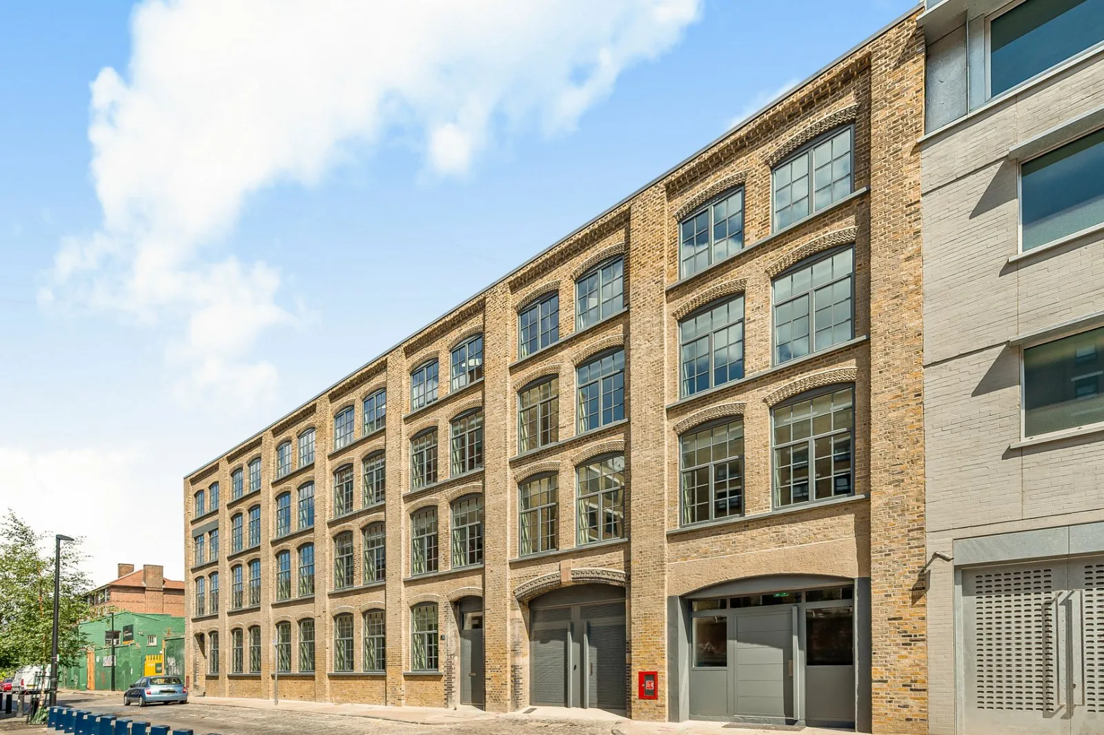 Flat Hollybush Gardens in Greater London