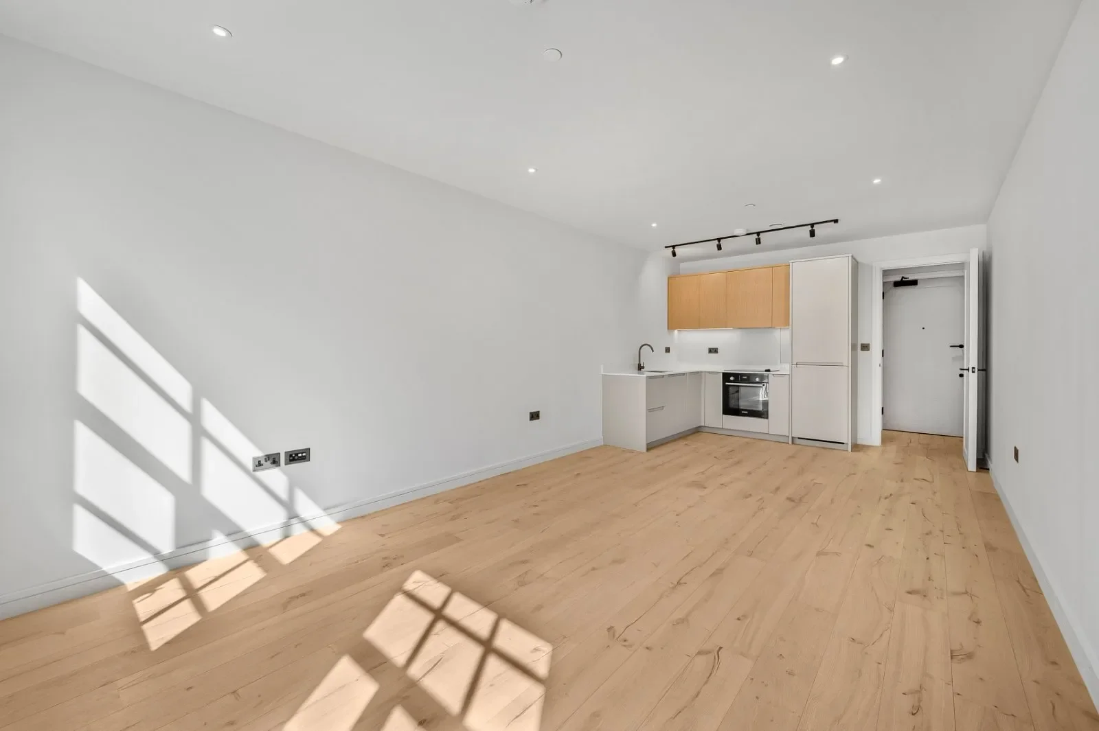 Flat Hollybush Gardens in Greater London