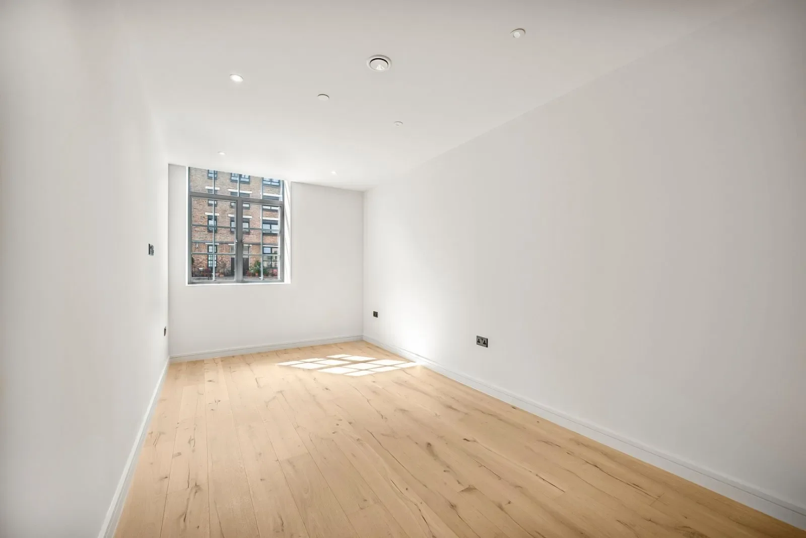 Flat Hollybush Gardens in Greater London
