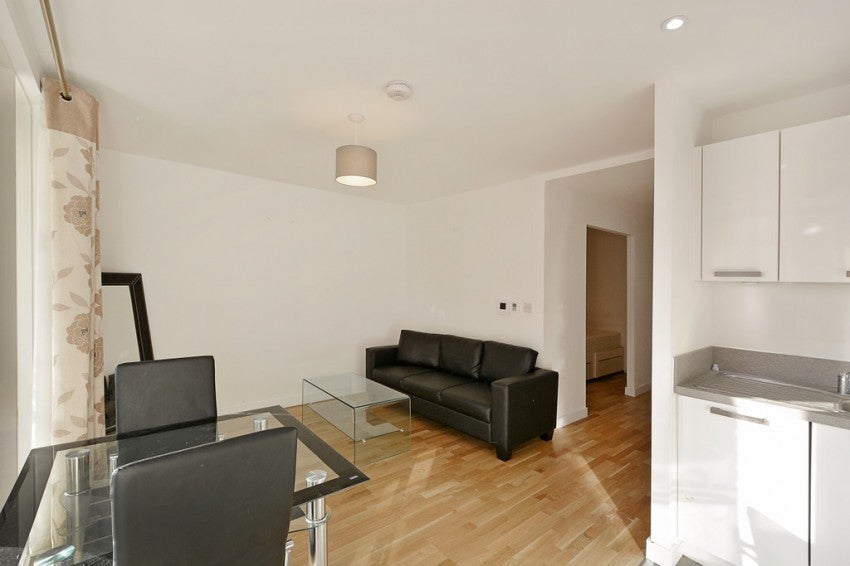 Flat Blondin Way in Greater London